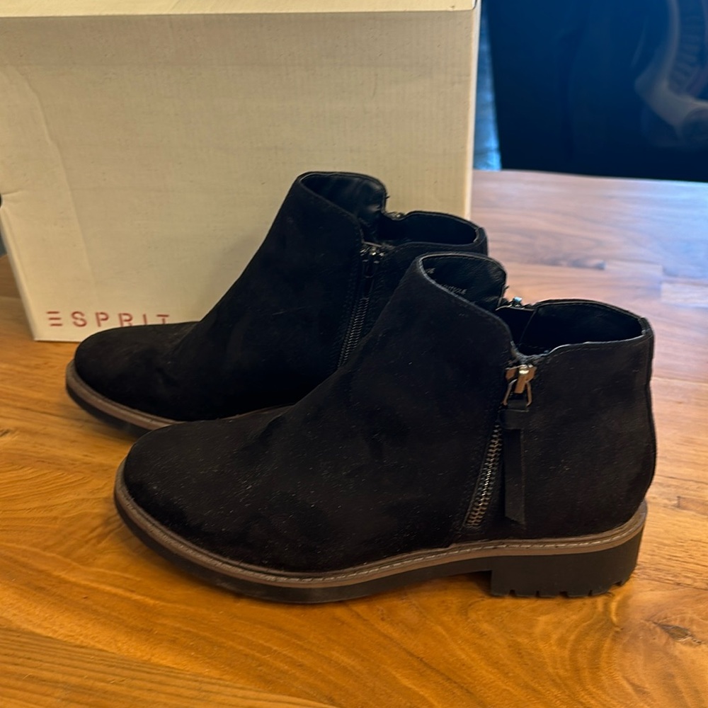 Low black suede boot by esprit